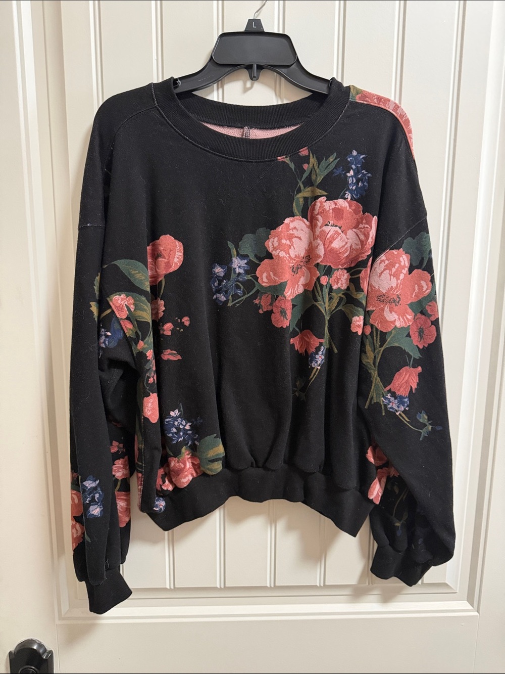 Black Floral Print Women's Sweatshirt - Pink Rose Design